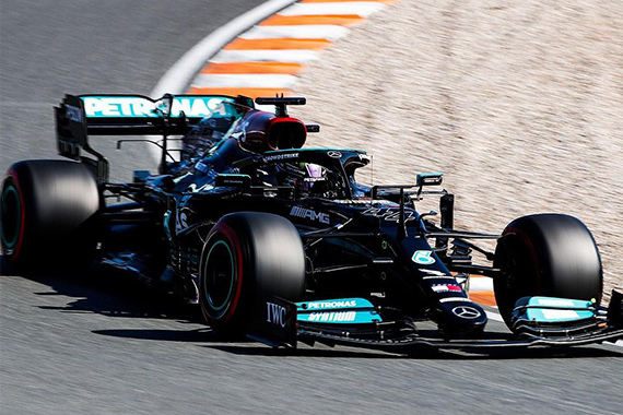 Команда Mercedes увеличила преимущество в Кубке конструкторов